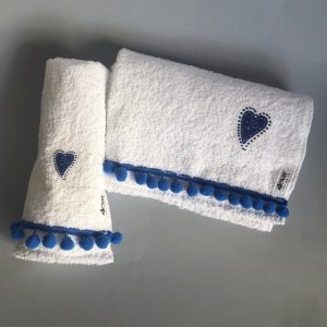 Set asciugamani con applicazione cuore e passamaneria pon pon